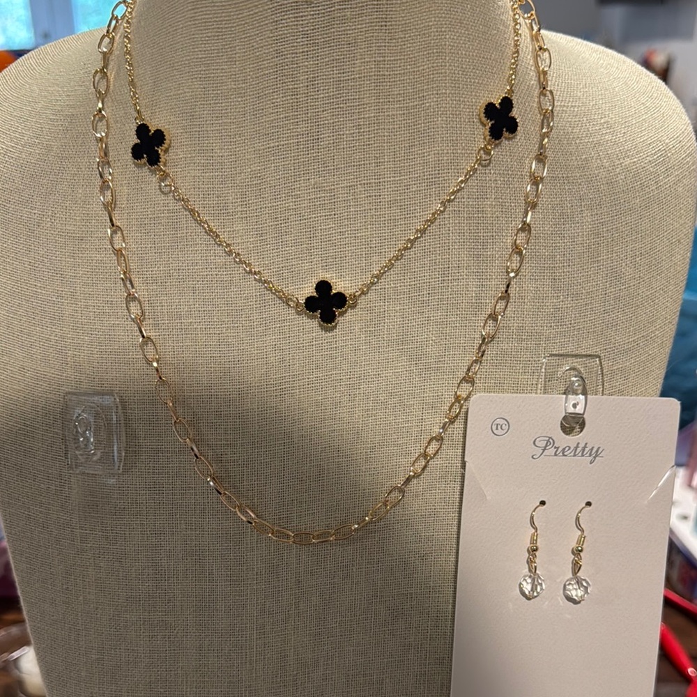 Pretty Gold and Black Clover Necklace Set